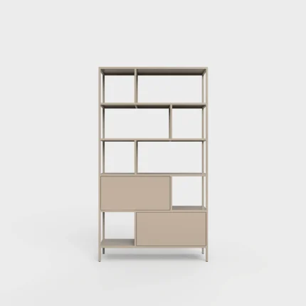 Reol med åpne hyller og dører.