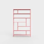 Reol med et unikt, geometrisk design.