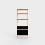 Reol med åpne hyller og dører.