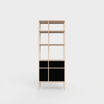 Reol med åpne hyller og dører.