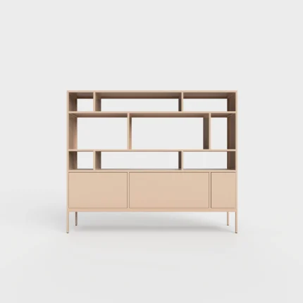 Reol med åpne hyller og dører.