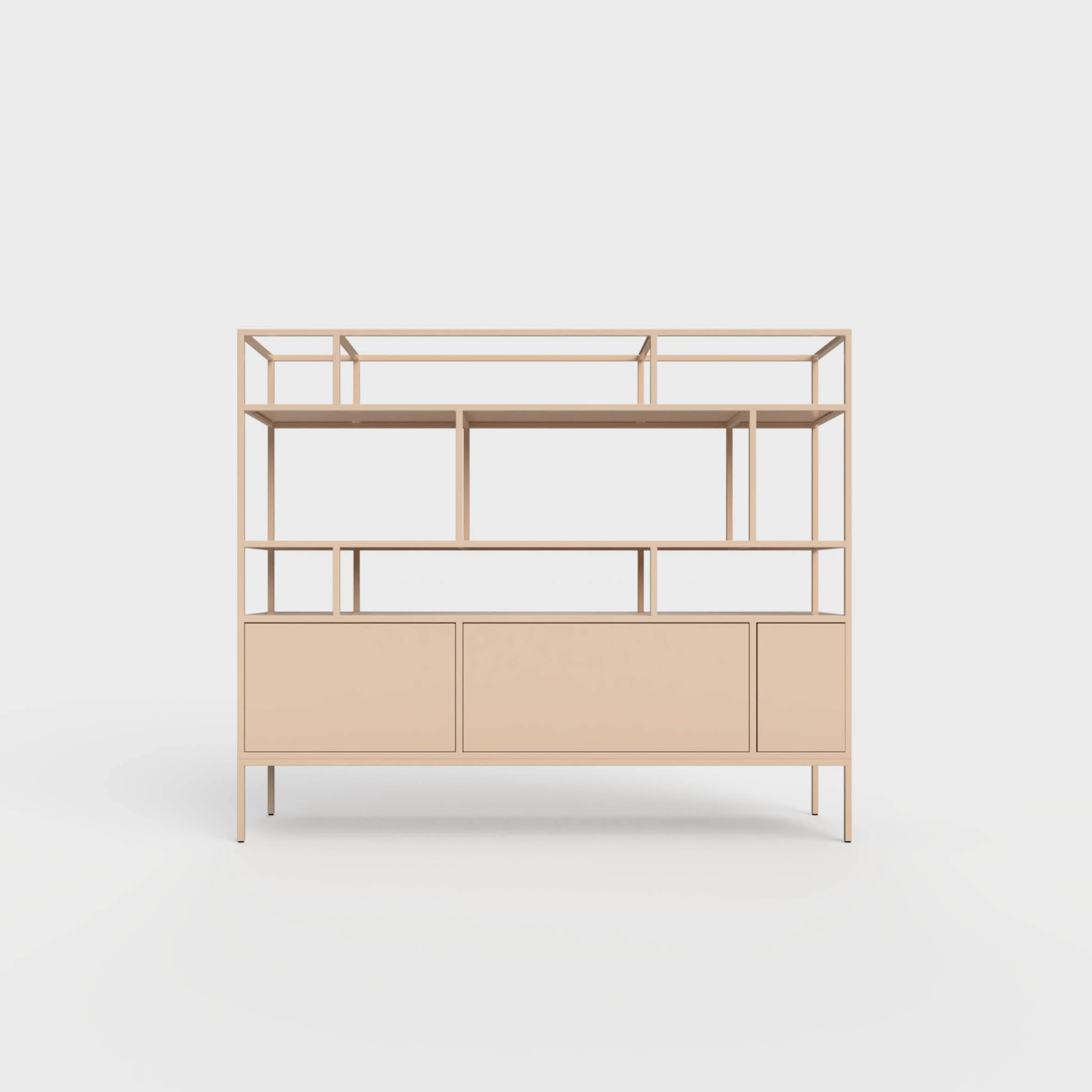 Reol med åpne hyller og dører.