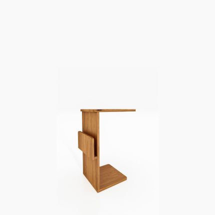 RETRO nattbord i oljet tre med C-formet åpent design og hylle – minimalistisk og funksjonelt.
