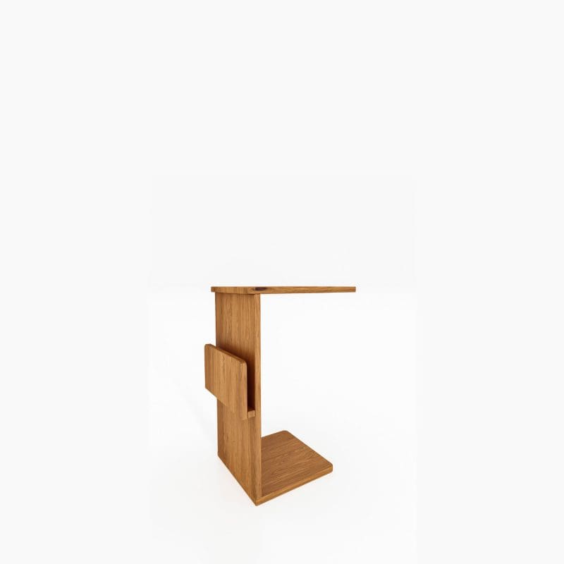 RETRO nattbord i oljet tre med C-formet åpent design og hylle – minimalistisk og funksjonelt.