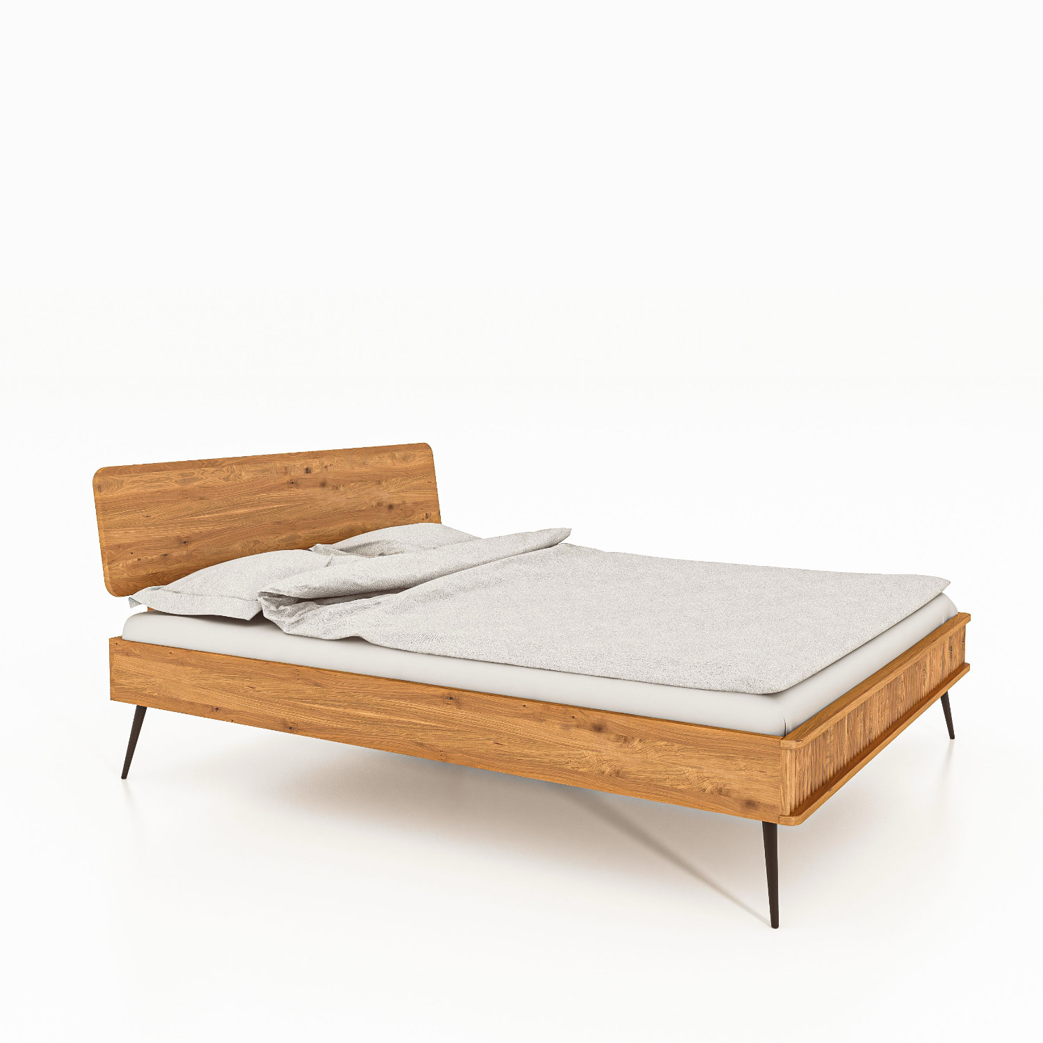 Seng i massivt tre, med riflede detaljer.