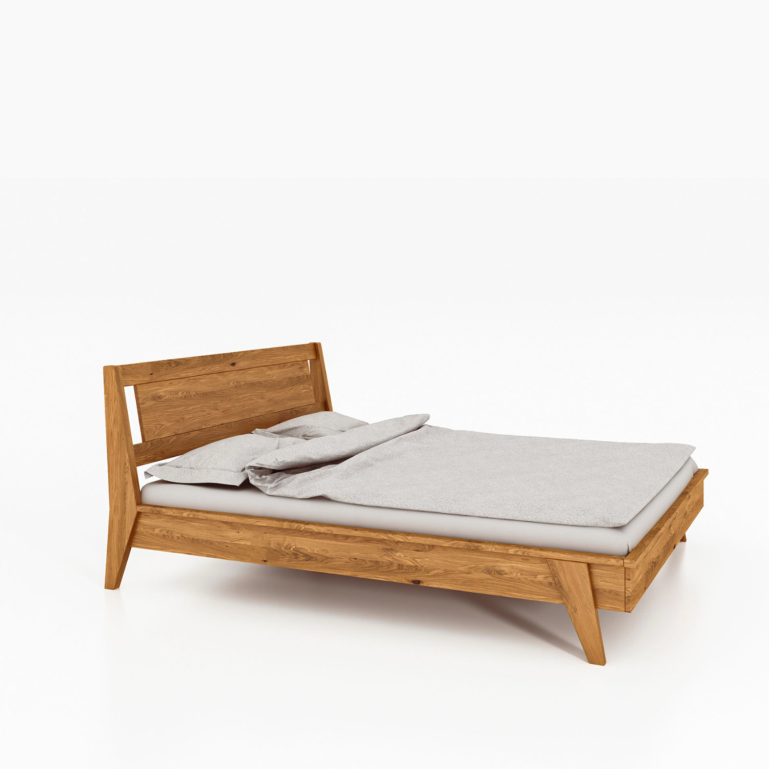 RETRO seng i eiketre med skrått sengegavl og sengetøy i lys grå farge – klassisk og naturlig stil.