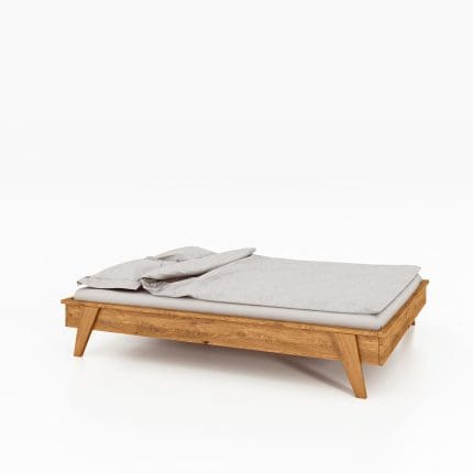 RETRO lav seng i massivt eiketre uten sengegavl – minimalistisk og naturlig stil.