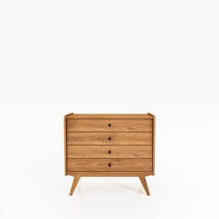 RETRO kommode i massivt tre med fire brede skuffer og skrå ben – naturlig og tidløs.