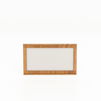 Speil KULA med ramme i oljet tre og riflede kanter – enkelt og elegant uttrykk.