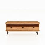 TV-benk KULA i oljet tre med tre skuffer og en bred åpen hylle – stående på svarte metalben i minimalistisk design.
