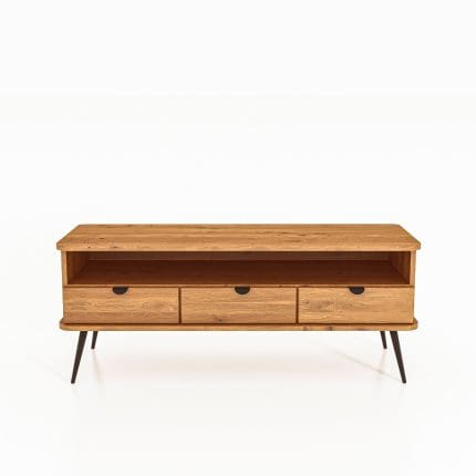 TV-benk KULA i oljet tre med tre skuffer og en bred åpen hylle – stående på svarte metalben i minimalistisk design.