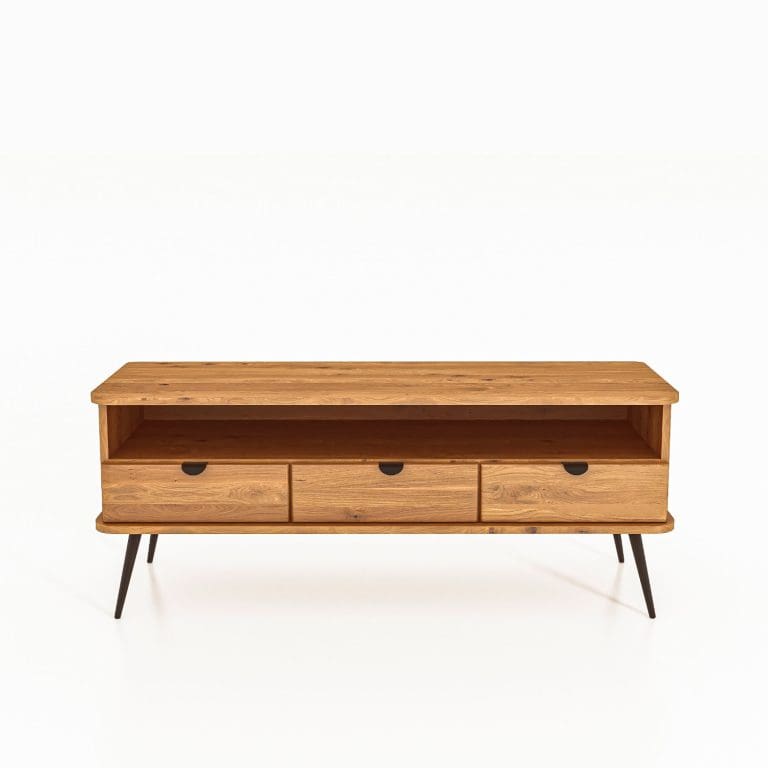 TV-benk KULA i oljet tre med tre skuffer og en bred åpen hylle – stående på svarte metalben i minimalistisk design.