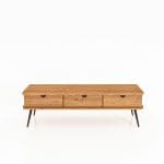 Lav TV-benk KULA i oljet eik med tre skuffer og svarte håndtak – stående på slanke metalben i et minimalistisk design.