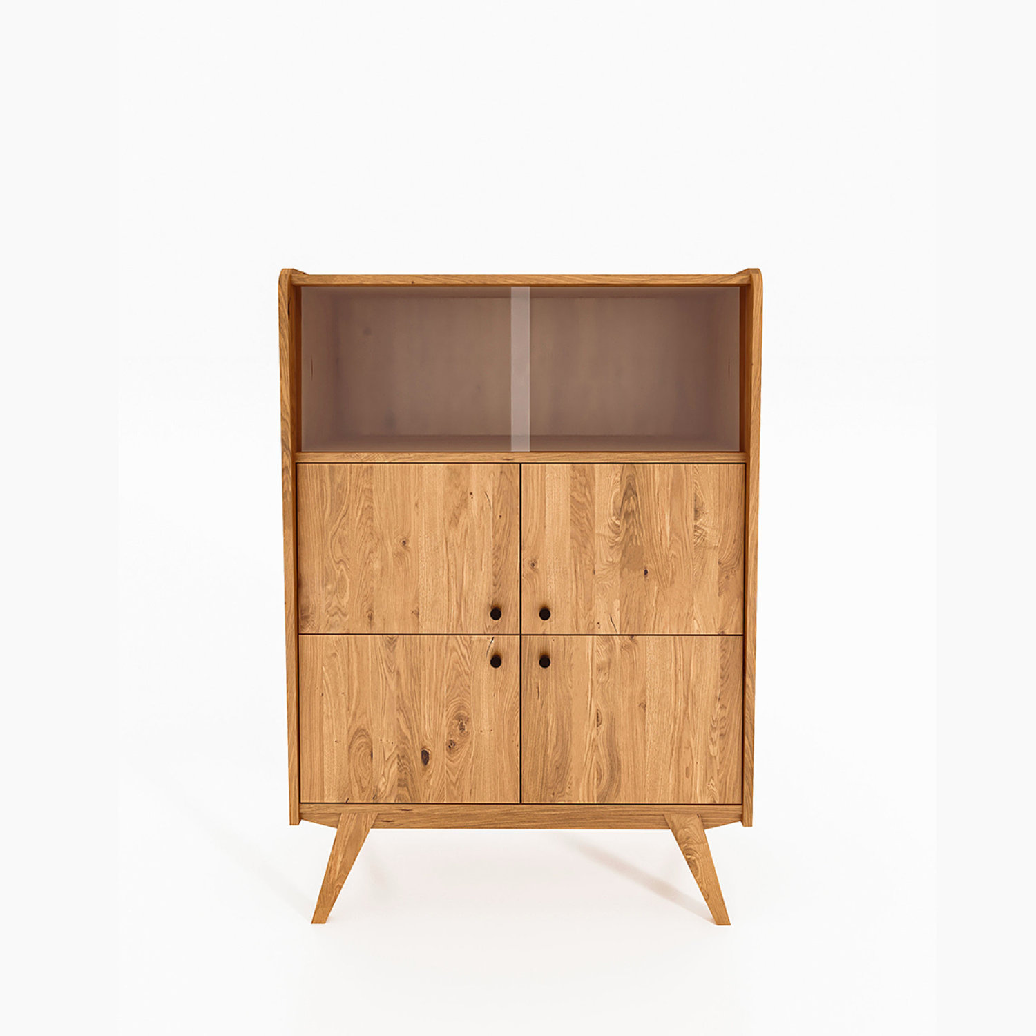 RETRO vitrineskap i massivt tre med glass øverst og fire dører nederst. Designet står på skrå ben og har et varmt, skandinavisk uttrykk.